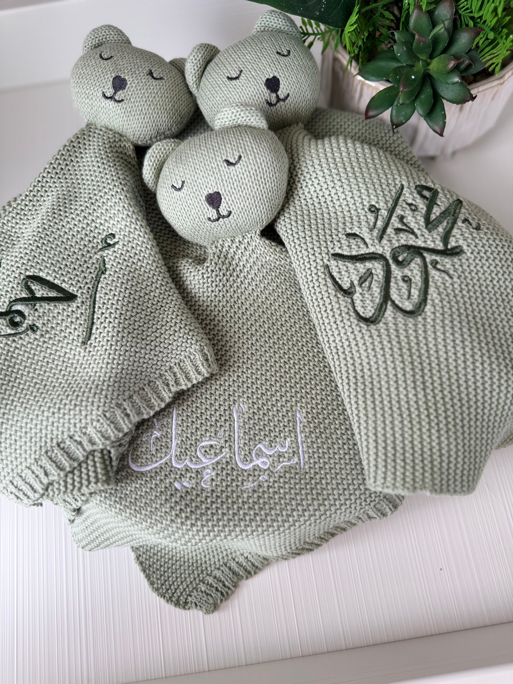 Arabic Calligraphy Ruffle Blanket &amp; Comforter Set